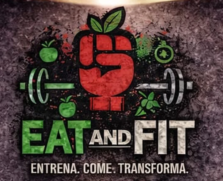 Logo de EatAndFit: un puño rojo con forma de manzana sobre una barra con discos